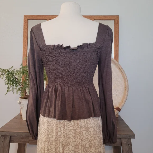 New Final Touch Taupe Peasant Top with ruched bodice - Picture 4 of 4